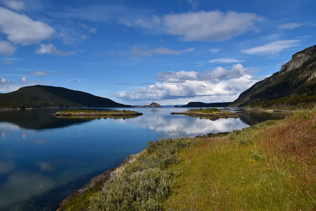 Park Narodowy Tierra del Fuego Spokojna zatoka Bahía Lapataia z niewielkimi wysepkami, trawiastym brzegiem i zalesionymi wzgórzami