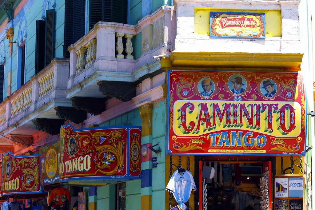 La Boca podczas zwiedzania Buenos Aires Kolorowe fasady i szyldy Caminito w dzielnicy La Boca w Buenos Aires