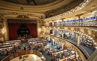 El Ateneo podczas zwiedzania Buenos Aires Wnętrze księgarni El Ateneo Grand Splendid z regałami, ozdobnymi balkonami i czerwoną kurtyną dawnego teatru