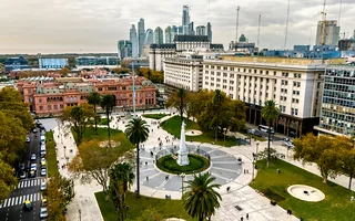 Pierwszy dzień w Buenos Aires Plaza de Mayo w Buenos Aires z palmami, pomnikiem i różową fasadą Casa Rosada