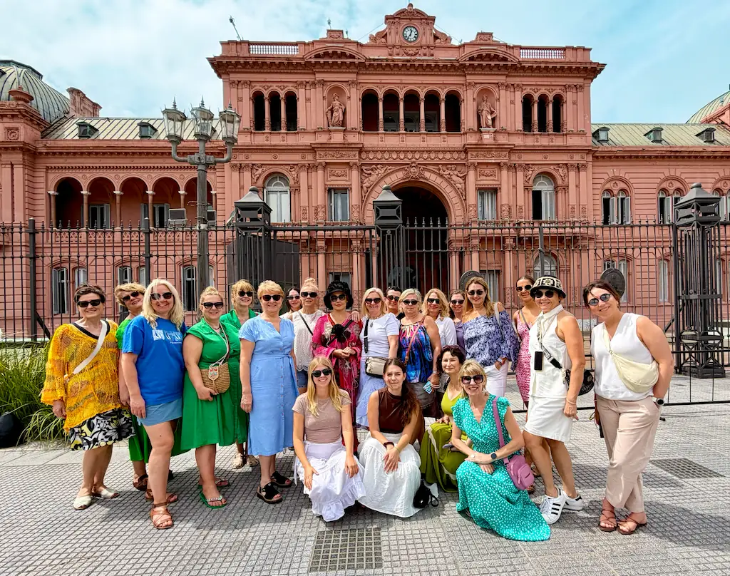 Uczestniczki wcześniejszego wyjazdu CoolTurystek przed Casa Rosada w Buenos Aires