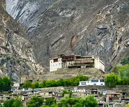 Fort Baltit nad domami Karimabadu u podnóża stromej ściany górskiej