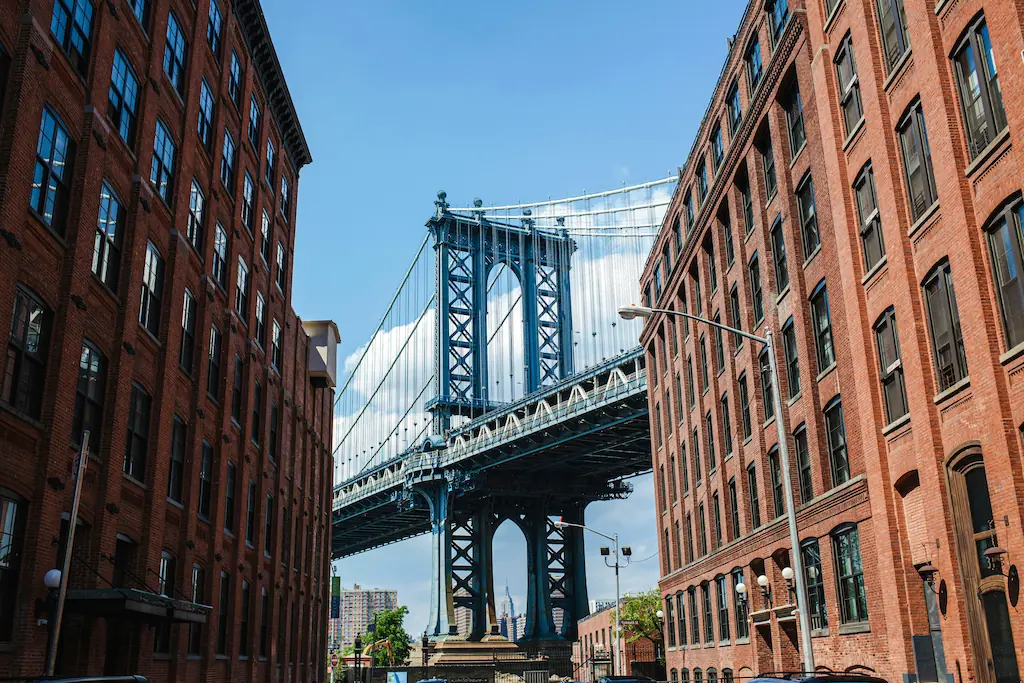 Manhattan Bridge pomiędzy budynkami DUMBO
