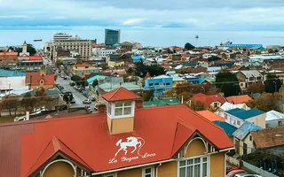Przyjazd do Punta Arenas Panorama Punta Arenas z kolorowymi dachami i wodami Cieśniny Magellana w tle
