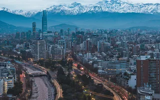 Przyjazd do Santiago de Chile Zabudowa Santiago de Chile, wieżowiec Gran Torre Santiago i ośnieżone Andy ponad miastem