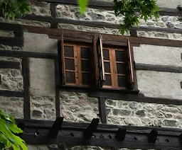 Drewniane okna i belki w kamiennej elewacji fortu Shigar