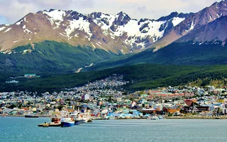 Ushuaia na Ziemi Ognistej Port i kolorowa zabudowa Ushuaia u stóp gór pokrytych lasem i płatami śniegu